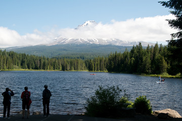 Fototapeta na wymiar Picturesque trillium lake in Oregon
