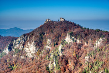 Obraz premium rock in autumn with fallen leaves on the ground, slovakia, sulovske rocks