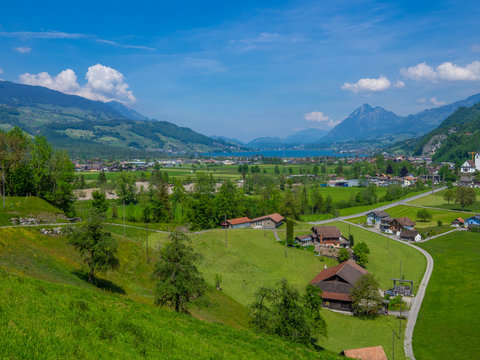 Dorf Giswill mit Blick auf die Alpen