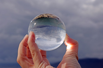 Glaskugel in Hand, Neuenburgersee, Schweiz