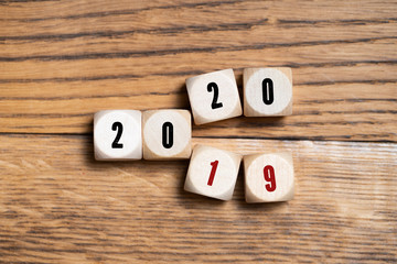 cubes with numbers visualizing the change from 2019 to 2020