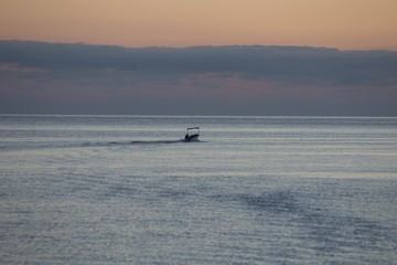 Naklejka premium boat in sea at sunset in cortes sea