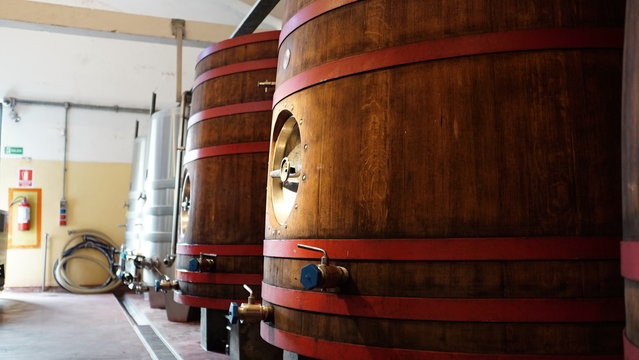 Ein grosses Weinfass aus holz