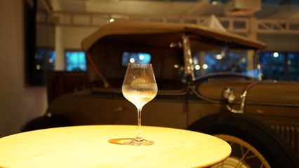 Weissweingals vor einem Oldtimer