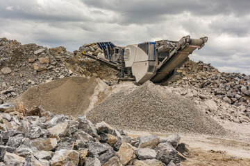 Mechanical conveyor belt to pulverize rock and stone and generate gravel