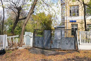 Fototapeta na wymiar old moscow city house in autumn