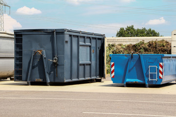 Große blaue Müllcontainer