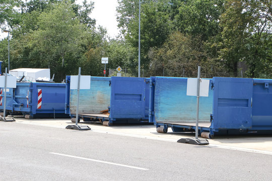 Große blaue Müllcontainer