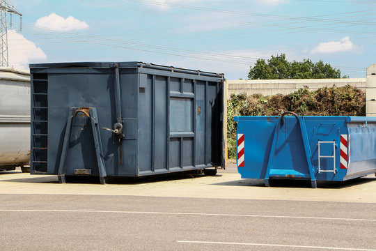 Gro&szlig;e blaue M&uuml;llcontainer