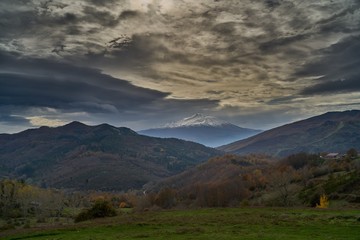 Obraz premium Vista del vulcano Etna, durante le stagioni - vista dai monti Nebrodi
