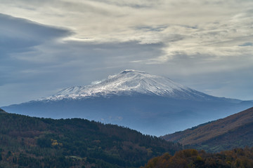 Fototapeta na wymiar Il vulcano Etna, visto dai monti Nebrodi. Paesaggio invernale