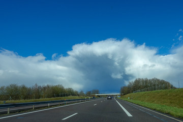 Nuage blanc sur l'autoroute