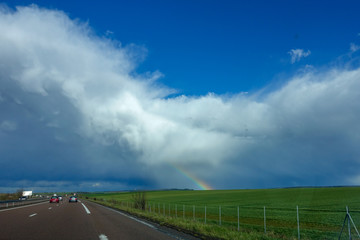 Nuage blanc sur l'autoroute