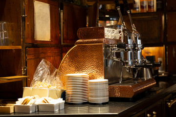 Antigua máquina de café en restaurante estilo clásico y elegante
