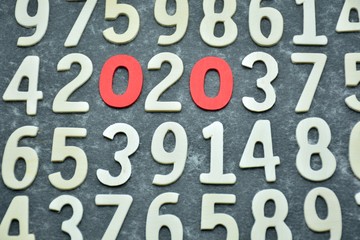 Números hechos de madera puestos en una pizarra. Año 2020 
