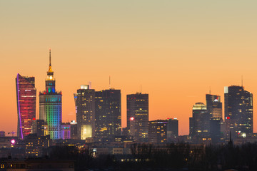 Nowoczesne wieżowce w Warszawie podczas zachodu słońca, Polska © danielszura