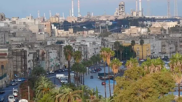 Taranto - Panoramica del lungomare del porto sul Mare Piccolo