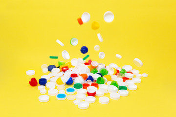 Tapones de colores volando fabricados de plástico.	