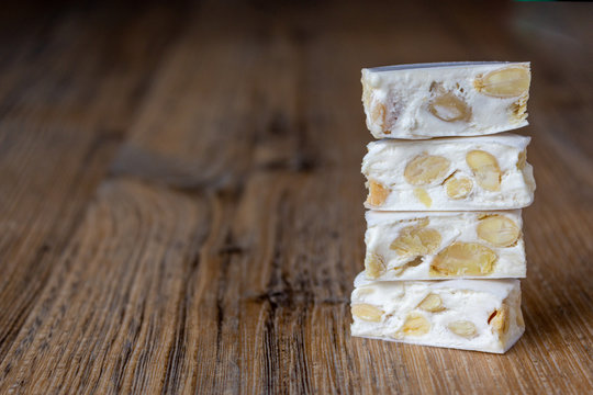 pezzi di torrone uno sopra l'altro su fondo legno
