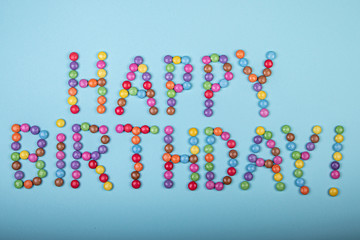 Happy Birthday mit hellblauem Hintergrund, Smarties