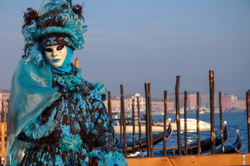 Obraz na płótnie Canvas femme costumés de bleu et de blanc devant le palais Ducal au carnaval di Venise en Italie 