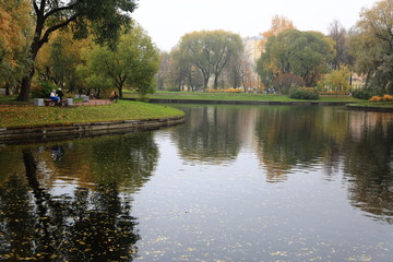 Fototapeta na wymiar Russia saint-petersburg park autumn garden pond