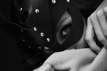 Sexy Model in einer Maske bedeckte ihr Gesicht. © forma82