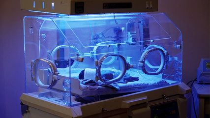 A premature baby in a incubator machine - obrazy, fototapety, plakaty