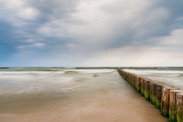 Fototapeta na wymiar Falochrony na morzu bałtyckim 