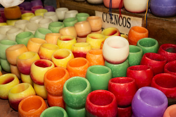 Velas de diferentes colores.