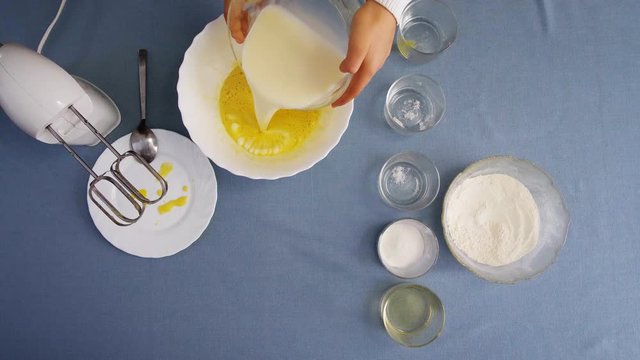 dough, flour, making, preparation, bread, cooking, ingredient, food, kitchen, bakery, cook, home, mixing, pastry, table, cake, homemade, chef, bake, bowl, prepare, baker, closeup, recipe, kneading, wh
