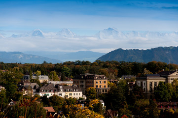 Obraz premium Beautiful picture of Bern in autumn, with the alps covered in snow in background.
