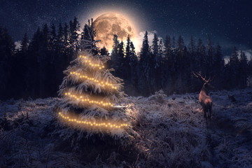 Winter Landschaft mit Vollmond, Weihnachtsbaum und Hirsch