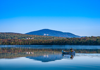 Promenade en canoë un matin d'automne