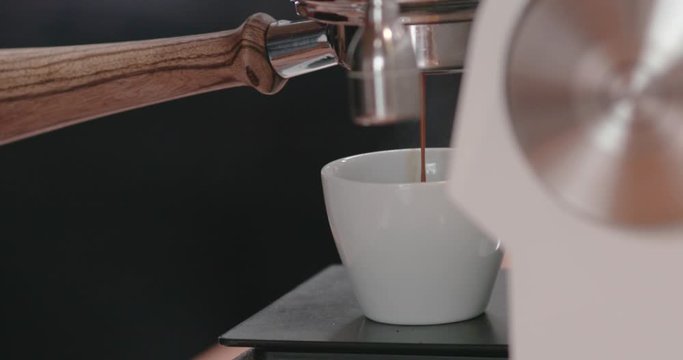 Persona sirviendo caf&eacute;