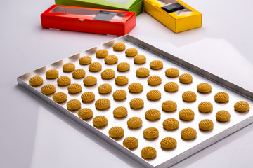 Naklejka premium Christmas oriental shortbread cookies on an oven tray 
