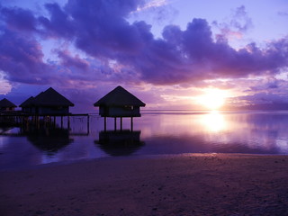 Bungalow sur pilotis au coucher de soleil