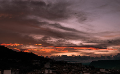 brumas y hermoso atardecer 