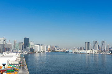 東京の風景　青天の芝浦ふ頭