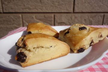 チョコの入った焼き立てのスコーン