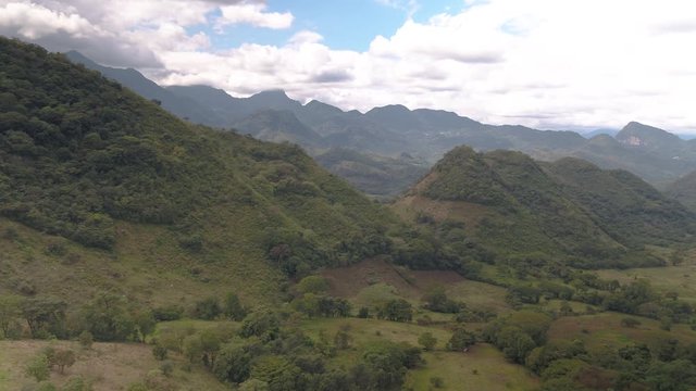 Toma a&eacute;rea en valle