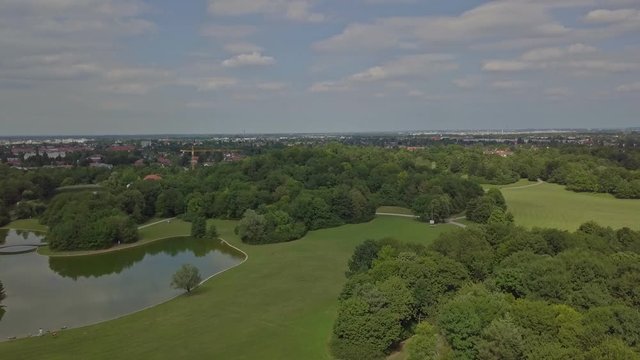 360 Grad Schwenk &uuml;ber den Ostpark von M&uuml;nchen im Sommer