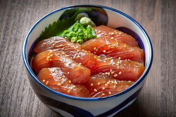 まぐろ漬け丼