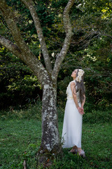 カバノキの横に立つ女性のポートレート