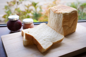 焼き立てふわふわで真っすぐ切りにくい食パン１斤