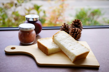 食パンとジャムと松ぼっくり