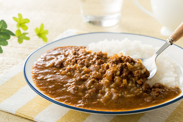 ピリッとスパイシーな、トマトキーマカレー
