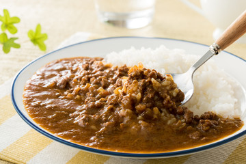 ピリッとスパイシーな、トマトキーマカレー