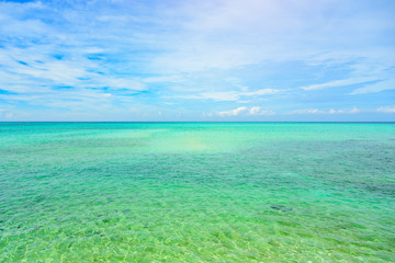 エメラルドグリーンの海