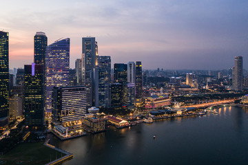 Fototapeta premium Aerial view of Singapore downtown district skyline by the marina bay in Singapore in Southeast Asia